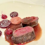 シェ オリビエ - 【肉料理】鳥取県産鹿ロース×カシス×ビーツ×ルバーブ