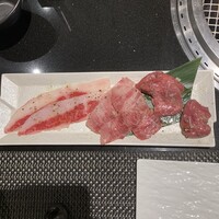 焼肉 喰心 - 焼肉ランチコース　3,800円　右からタン、カルビ、カルビロース