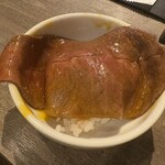 うしごろバンビーナ - タレ、黄身を潜らせてオンザライス　これヤバい