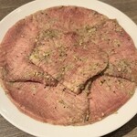 320943366 - アラカルトの極みのタン　2,400円　この脂もはやタンでは無い