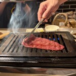 うしごろバンビーナ - ミスジのすき焼きは、店員さんが焼いてくれます