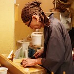 花いち - 干ぴょう巻きを切る銀蔵さん