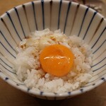 花いち - 90秒茹でた卵を使います。薄ら白身が白濁しているのがいい食感なんですよね。。