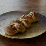 森のパン屋 - バジルチーズ エピ