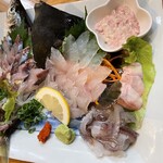 居酒屋 旬 - カワハギ　アジの活き造り　イカゲソ