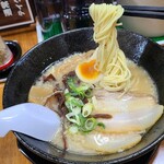 一麺亭 - 豚骨ラーメン(税込890円)
スープは軽く背脂が浮かんだ乳白色の豚骨スープ、微かに獣臭を感じるのと味の角が立って居る感じでした
麺は極細ストレート麺、硬めの茹で加減、ハリがあります