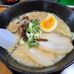 一麺亭 - 豚骨ラーメン(税込890円)
トッピングは叉焼2枚、半熟煮玉《ハーフ》、木耳、麻筍、刻み青葱。
スープは軽く背脂が浮かんだ乳白色の豚骨スープ、微かに獣臭を感じるのと味の角が立って居る感じでした