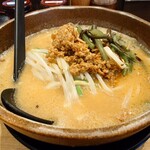 麺屋壱正 - 具材は
甘めな肉ミンチ、山菜、もやし
フライドガーリック、長ネギ

ミンチは単独で食べると、甘すぎるなあ
と思えるけれど
信州味噌スープと話合わせて食べると
スープにコク感が増して美味しくなるなあ♪