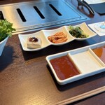 320953707 - 【前菜】キムチとナムルの3種盛合、【サラダ】玉締め胡麻油のチョレギサラダ