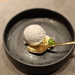 鉄板焼 美安 - デザート（黒ごまの蜂蜜ジェラート）