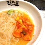 ぴょんぴょん舎 盛岡駅前店 - キムチ（辛味）を投入