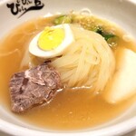 ぴょんぴょん舎 盛岡駅前店 - アップ。ゆで玉子、チャーシュー、キュウリ、梨がトッピングされていました。