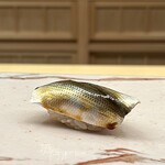 鮨 陸 - 小肌 天草より（新子と小肌の間位のサイズ）