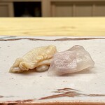 鮨 陸 - お刺身
      写真右：マコガレイ 縁側付き
      写真左：北寄貝