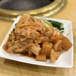 丸光苑 - キムチ盛り合わせ