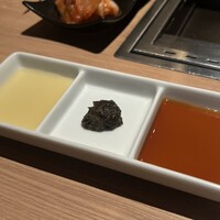 焼肉 黒田 - 薬味(タレ、もずくペッパーの佃煮、さっぱりタレ)