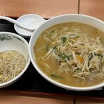 日高屋 - 料理写真:味噌ラーメン、半チャーハン