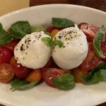 OSTERIA il FUOCO - カプレーゼ。トマトがふんだんに入ってます