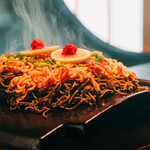 瓦そば 柳屋 - 料理写真:山口県の郷土料理として、広く親しまれている瓦そばの専門店です。 風味豊かな茶そば、手作りの錦糸卵、旨味あふれる牛肉、新鮮な薬味など、ひとつひとつにこだわった素材を、熱々の石州瓦に盛り付けてご提供致します。