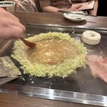 東京もんじゃ倶楽部 おだし 上野店 - 店員さんが焼いてくれる