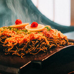 瓦そば 柳屋 - 料理写真:山口県の郷土料理として、広く親しまれている瓦そばの専門店です。 風味豊かな茶そば、手作りの錦糸卵、旨味あふれる牛肉、新鮮な薬味など、ひとつひとつにこだわった素材を、熱々の石州瓦に盛り付けてご提供致します。