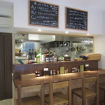 にじまる - カウンターが４席ありますので、おひとり様でもお気軽にどうぞ！