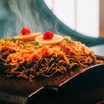 瓦そば柳屋 - 熱した瓦の上で広がる芳ばしい香り、フワフワのおそばとパリパリのおこげなど、一口ごとに味が変化する柳屋の瓦そばをぜひご賞味ください。