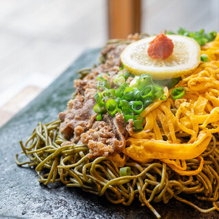瓦そば柳屋 - 料理写真:山口県の郷土料理として、広く親しまれている瓦そばの専門店です。 風味豊かな茶そば、手作りの錦糸卵、旨味あふれる牛肉、新鮮な薬味など、ひとつひとつにこだわった素材を、熱々の石州瓦に盛り付けてご提供致します。