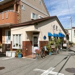 Ami - 店の外観　※自転車が止まっているのが、目印