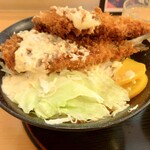 ごはん処 藤井堂 - アジフライ丼 の下からは千切りキャベツとちぎりキャベツ (2025.09.26)