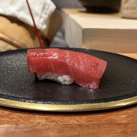 鮨 りかく - マグロの中トロにぎり