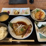 春夏秋冬 - 鯛の切り身と煮付け定食1600円。切り身と煮付けは半身ずつで調理されていた。焼きと煮付けが味わえてこの価格はお得かも。