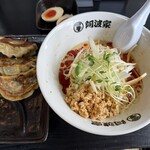 地頭鶏ラーメン本舗阿波家 - 地鶏冷やし担々麺900円と餃子1皿400円　LINEクーポン味玉無料