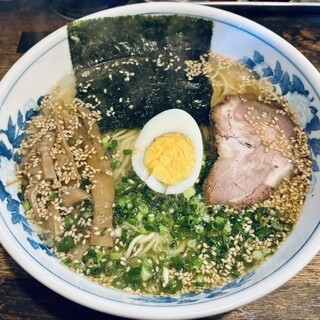 らーめんまん 醤油と塩の豚骨スープが絶品！「らあめん 万咲(まんさく) 松本」＠松本