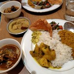 カラピンチャ - プレートと魚カレー(サンマ）と野菜(白茄子）の小