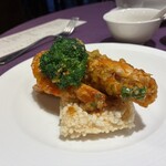 故宮晶華 - 大きな海老のチリソース　おこげと一緒に