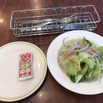 ロイヤルホスト - 「ロイヤルホストモーニング」（1,408圓）の取皿（ケチャップ附）とサラダ。