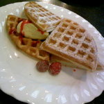 茶房こもん - また行きました。フランボワーズワッフル。