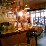 イタリア料理 コラッジオ - アットホームな雰囲気。著名人のサインなども。