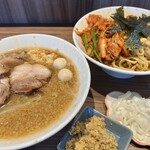 らーめん菊 - 限定『パタン』（ラー油味）（1,450円）＋自家製ニラキムチ（200円）＋ショウガ（70円）＋玉ねぎ（70円）、ニンニクコール