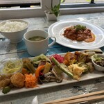 ふらごはん - 野菜のプレート・チキンのトマト煮・ご飯・お味噌汁