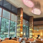 メインラウンジ (リーガロイヤルホテル大阪) - 天井が高く開放的な雰囲気