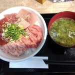 三崎市場 - マル得三崎丼とあおさのみそ汁