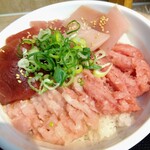 三崎市場 - マル得三崎丼