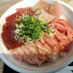 三崎市場 - マル得三崎丼