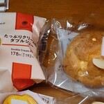 ファミリーマート - クリームたっぷり濃厚カスタードシュー(通常価格170円税込)と、たっぷりクリームのダブルシュー(通常価格192円税込)