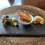 点心爛漫tejima - 左から中華麩と金針菜の煮物と鯖の燻製の生姜ソース、海老の春菊ソース、サーモンの紹興酒漬け