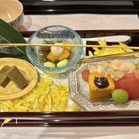馬車道 大かわ - 八寸　左から蟹味噌と鮑のキモを寄せたもの、もずくと枝豆、鱧　新銀杏　フルーツトマト　かぼちゃのお麩田楽