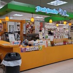 フルーツガーデン 旬果 - 外観は電灯ロゴ看板が施された淡い緑色の吊りアーチ、橙色のカウンター、ジューススタンドらしい佇まい
BGMはありません。
お席はカウンター3席のみ