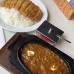 インドラ - 珍しい鉄皿でのルウ提供。